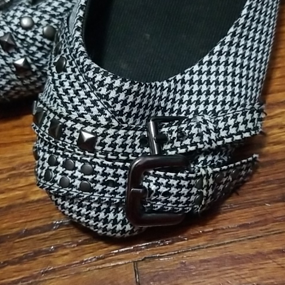 Black & white flats